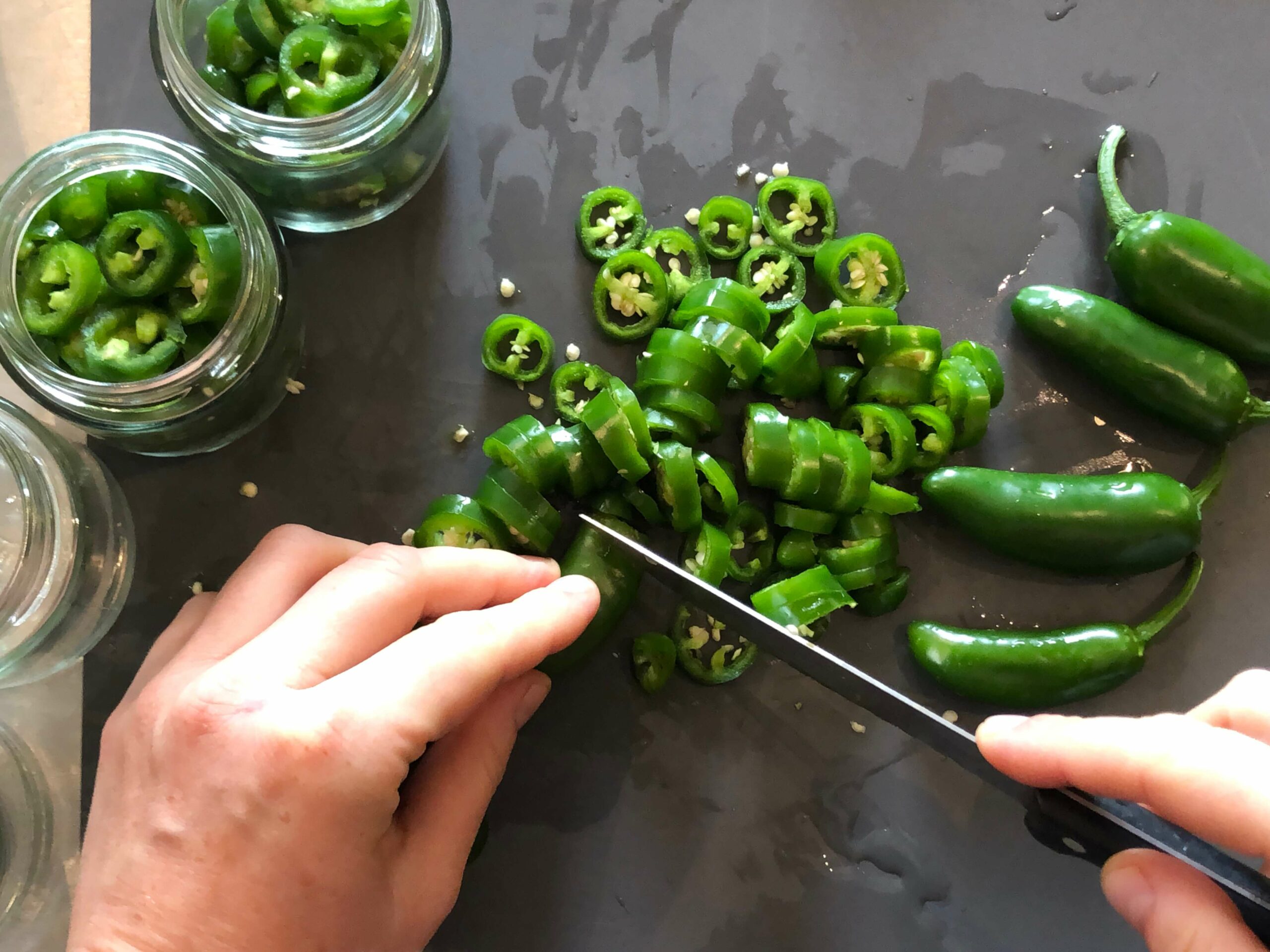 Jalapenos schneiden